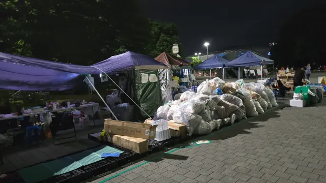 잠실 민주화 운동이 장기화되어가고있습니다

집에도 안가고 노숙하며 올림픽공원을 지키는 분도 계시고 돈 한푼 받지않고 각 출구와 분리수거장에서 무