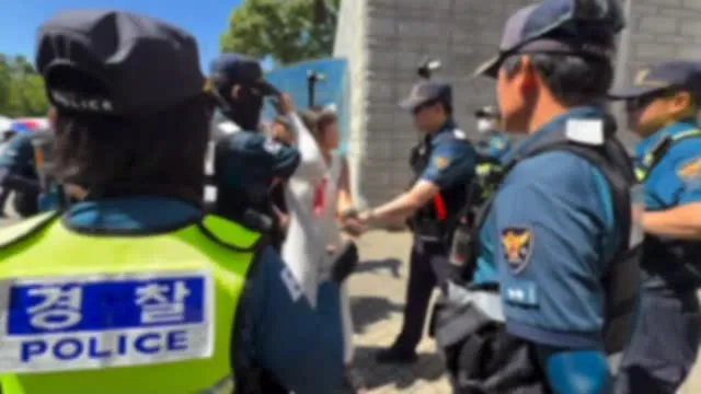 침뱉고 욕하는 미친년 & 제압이 아닌 따귀때린 경찰

KBS가 편파보도하면 나는 팩트로 편집한다.
경찰이 때린 부분은 쏙 빼고 보도함.
근데..