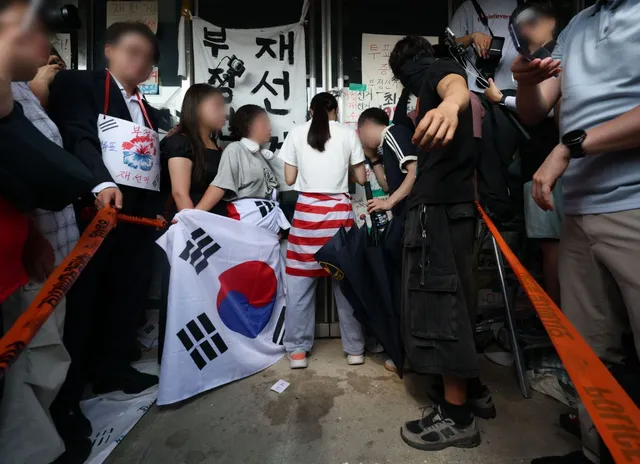 [단독] 경찰, ‘올다르크’ 신원 특정…업무방해 혐의로 조만간 소환

서울 송파구 올림픽공원 핸드볼경기장을 봉쇄하는 잠실 재선거 요구시위 현장에