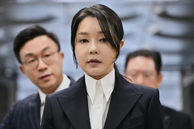 지지자에 ‘옥중편지’ 자꾸 공개되자, 김건희 측 “답장 자체 어려워질...

통일교 청탁 금품수수·도이치모터스 주가조작 등 혐의로 2심 실형을 