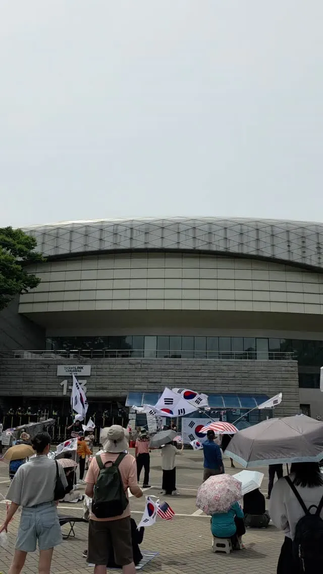 올공 다녀왔습니다! 오늘은 모자랑 토시 챙겨서 열심히 여기저기 돌다 왔습니다. 풀 무장해도 덥던데 햇빛아래에서 태극기 흔드시는 분 존경합니다!
