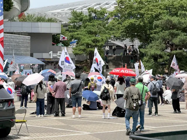 시민분들이 많이 모여주셔서 저는 다시 천안 사무실로 내일 다시 올께요 뭔 일 생기면 쪽지 주세요 바로 튀어 올께요
유투브 청년의 시선 미디어