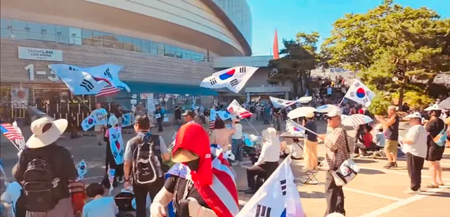 오후 4시 올림픽공원입니다
올공에 약 𝟏𝟎𝟖𝟎𝟎명정도 있다고 합니다

올공에 관한 소식은 @korea_0331 <— 팔로우!