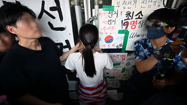 경찰, 올림픽공원 개표소 출입 저지 '올다르크'에 출석 요구

경찰, 올림픽공원 개표소 출입 저지 '올다르크'에 출석 요구