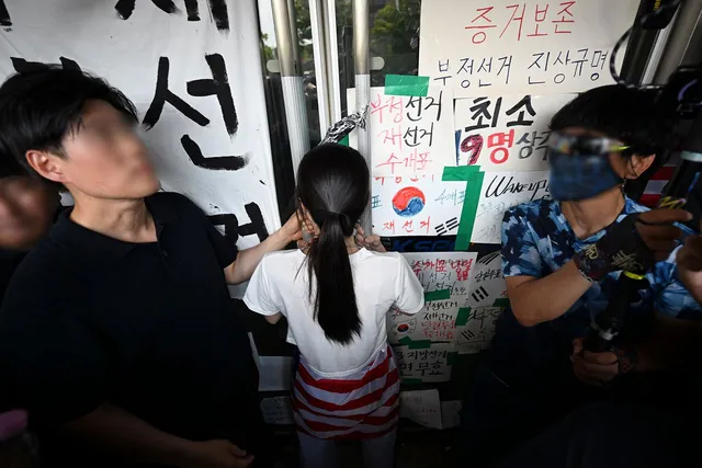 [속보] 개표소 출입 홀로 막은 ‘올다르크’ 신원 확인…경찰, 출석 요...

투표용지 부족 사태로 시작된 서울 송파구 올림픽공원 핸드볼경기장 