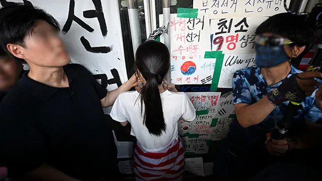 체육회 출입 막은 ‘올다르크’ 신원 특정…“조만간 경찰 조사”

재선거 요구 시위 현장에서 체육단체 직원들의 출입을 막아선, 이른바 ‘올다르크’
