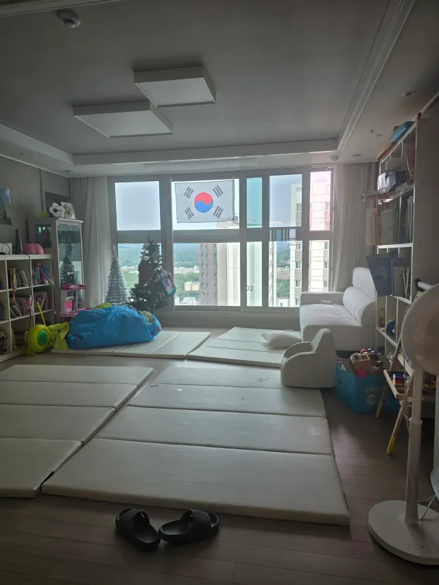 집회참여 어려운 40대 육아맘이예요... 너무 속상해서 창문에 태극기 달아서 마음을 표현해봤어요. 앞으로 폭염오면 현장에 계신 분들 힘들어서 어