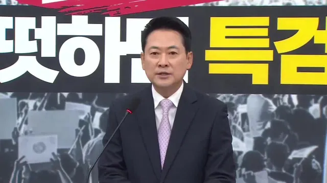 잠실7동 부터 이미 자유와혁신 당원인 어른 한 분이 앞에 나오셔서 메가폰을 쓰며, 연사 시키고 여러 단체 언급 하고 한 사실이 있습니다.