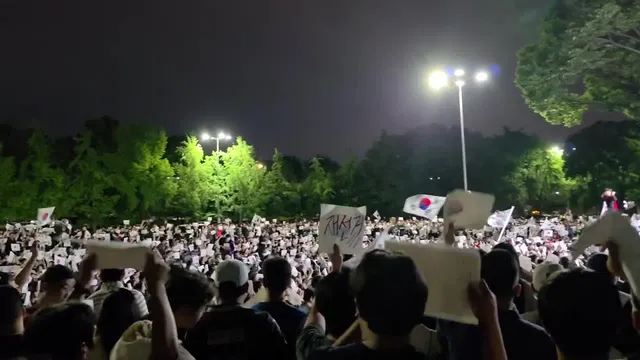 12시 넘었는데 사람 더 많아지고 있음
