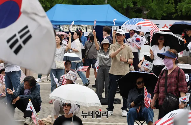 "민주주의 국가에서 투표용지 부족 믿기지 않아 … 청년들 일상 제쳐두...

"선거가 국민의 기본권으로 보장된 나라에서 본투표일 투표용지가 부족