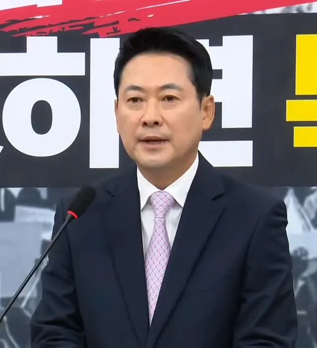 진정한 당원 주권 시대 선언! ✊
외부로는 특검·재선거 관철과 이재명 재판 재개에 당력을 집중하고,

내부로는 내부 총질과 소모적 갈등을 일삼는