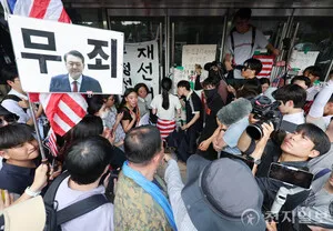 경찰, '잠실 올다르크' 30대 여성 신원 확인… 출석 요구

[천지일보=홍보영 기자] 서울 송파구 개표소 집회 현장에서 체육단체 관계자들의 출