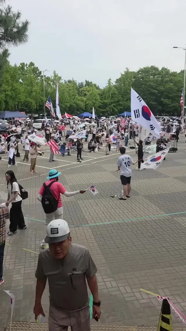 가보고 싶었지만 인천에서 멀다는 이유로 핑계되다가
오늘 가본 곳 오자마자 울컥!!
앞에서 청년들...무슨 부귀영화를 누리겠다고 이 더위에 태극기
