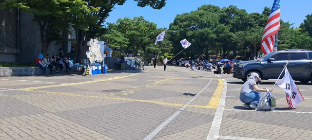 부정선거 재선거..
사무실에서 외치는  중....
몰론 사무실엔 혼자임!