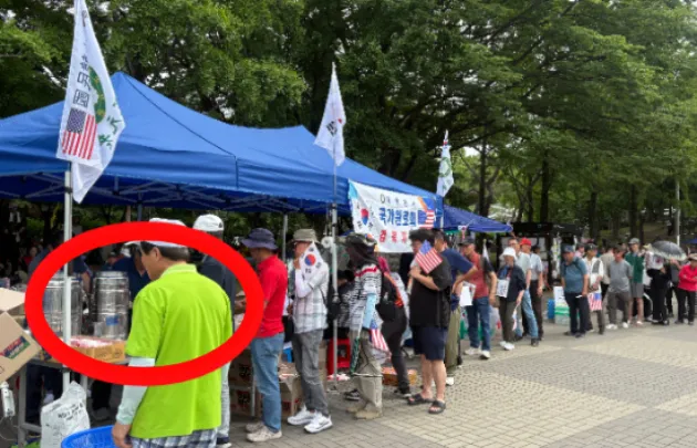 [르포]"애국자분들, 컵라면 받으세요~" 잠실 개표소 봉쇄 20일째 진풍경

"애국자분들, 컵라면 받아 가세요~" 24일 서울 송파구 올림픽공원