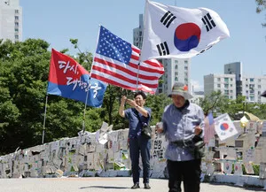 [포토] 눈길 끄는 재선거 촉구 피켓

[천지일보=남승우 기자] 6.3 지방선거 투표용지 부족 사태 규탄 ‘참정권 집회’가 20일째 이어지고 있