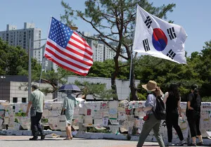 [포토] 빼곡하게 붙은 재선거 촉구 피켓

[천지일보=남승우 기자] 6.3 지방선거 투표용지 부족 사태 규탄 ‘참정권 집회’가 20일째 이어지고