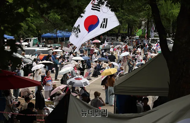 "아이들에게 부끄럽지 않으려고 … 국민 납득할 수 있는 결과 나와야" [...

24일 오후 서울 송파구 올림픽공원 핸드볼경기장. 태극기를 흔들