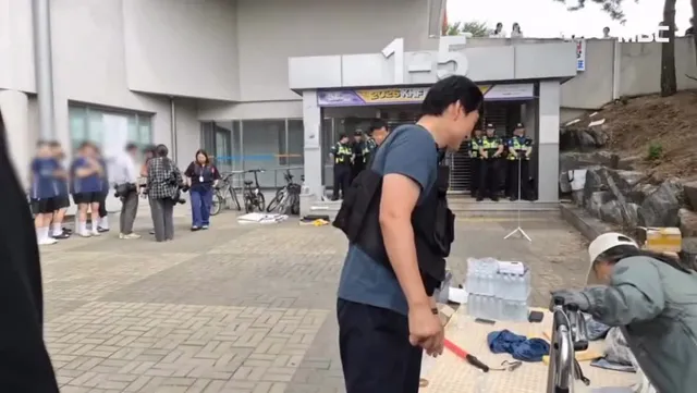 중학생 핸드볼 선수들 양말 벗기라는 영상 공개됨 ㅋㅋ 여러분 이게 지금 잠실 올림픽공원에 있는 자칭 민주시위 하는 사람들의 모습이랍니다~