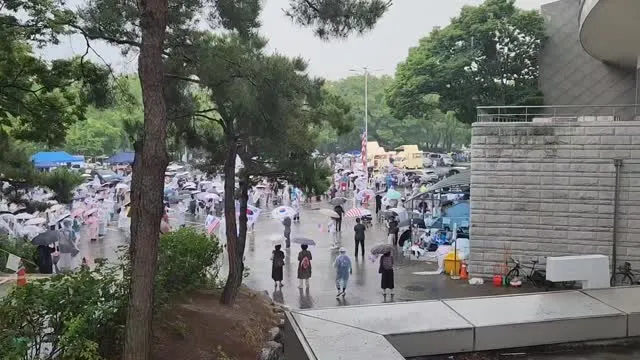비오는 올공 발이 안 떨어졌는데  집에 오는 길 소식 보니 엄청 많이 모이셔서 아줌마 발걸음 굉장히 사뿐 하다 ㅋㅋ
