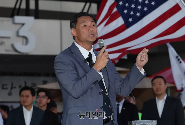 [영상] 올릭픽공원에 등장한 모스탄 미국 교수

이재명 대통령 명예훼손 혐의를 받는 모스 탄(단현명) 미국 리버티대 교수가 24일 오후 서울 송