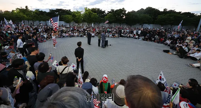 [포토] 출국금지 '모스 탄' 회견에 몰린 시민들

이재명 대통령 명예훼손 혐의를 받는 모스 탄(단현명) 미국 리버티대 교수가 24일 오후 서울