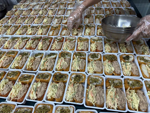 오늘도 고생하는 청년들에게 인기 만점 유부초밥을 멀리 호주 멜번 자유연대 어르신들께서 후원해주셔서  배달 업무 햐고있어요! 멸공!

부정선거 재