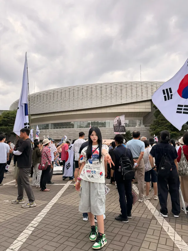 3일동안 밤샘 자원봉사 끝! 
솔직히 힘들고 지치는 순간도 있었지만 서로 물 한 병 나누고 걱정해 주는 모습에 많은 위로를 받고, 눈물도 많이 