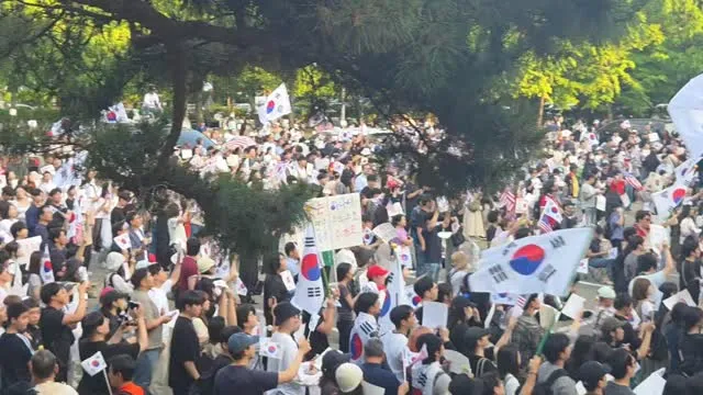 6/8  18:57  아ㅋㅋ 개웃기넼ㅋㅋㅋㅋ

1️⃣ 구호 타이밍이 제각각임 ㅋㅋㅋㅋ 타이밍 맞추려고 중간중간 다들 조용해짐 ㅋㅋㅋ 
2️⃣ 소