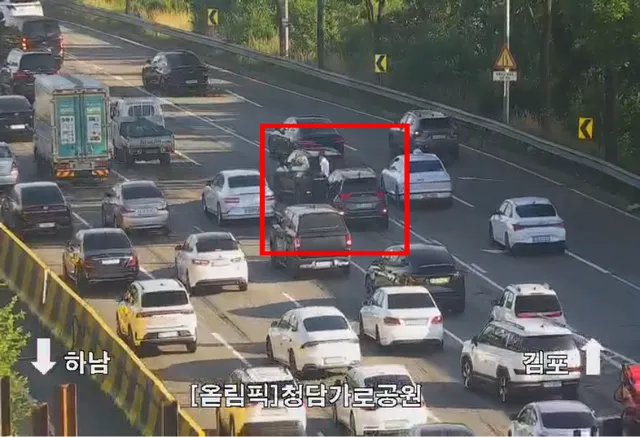 [06:54]올림픽대로 김포방향(잠실~청담)추돌사고 발생으로 4차로 차단 중입니다. 주의운행하세요. https://t.co/ly6XkCW1E0