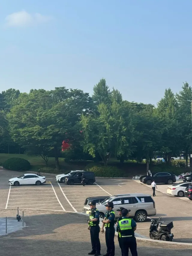 ‼️올공 기동대 차량 연속으로 6대 들어왔다고 합니다...
1- - - 2 경찰분들 무전기도 계속 울리고요... 오실수 있는 분들은 지원 부탁드