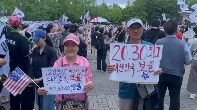 평화로운 올공 ▓

평소엔 에어팟 끼고 ‘무표정+생각무’로 걷던 내가
모르는 어르신들과 눈 마주치며 웃고,
같은 마음으로 같은 뜻을 외치고,
셀