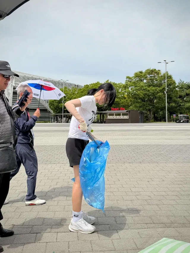 모여봐요 올공의숲 

오후의 내리쬐는 햇볕마냥
뜨거웠던 올공주민들☺️

학생인것 같은데
경기장주변을 몇바퀴를 돌면서 
쓰레기줍더라구요..
덥고 
