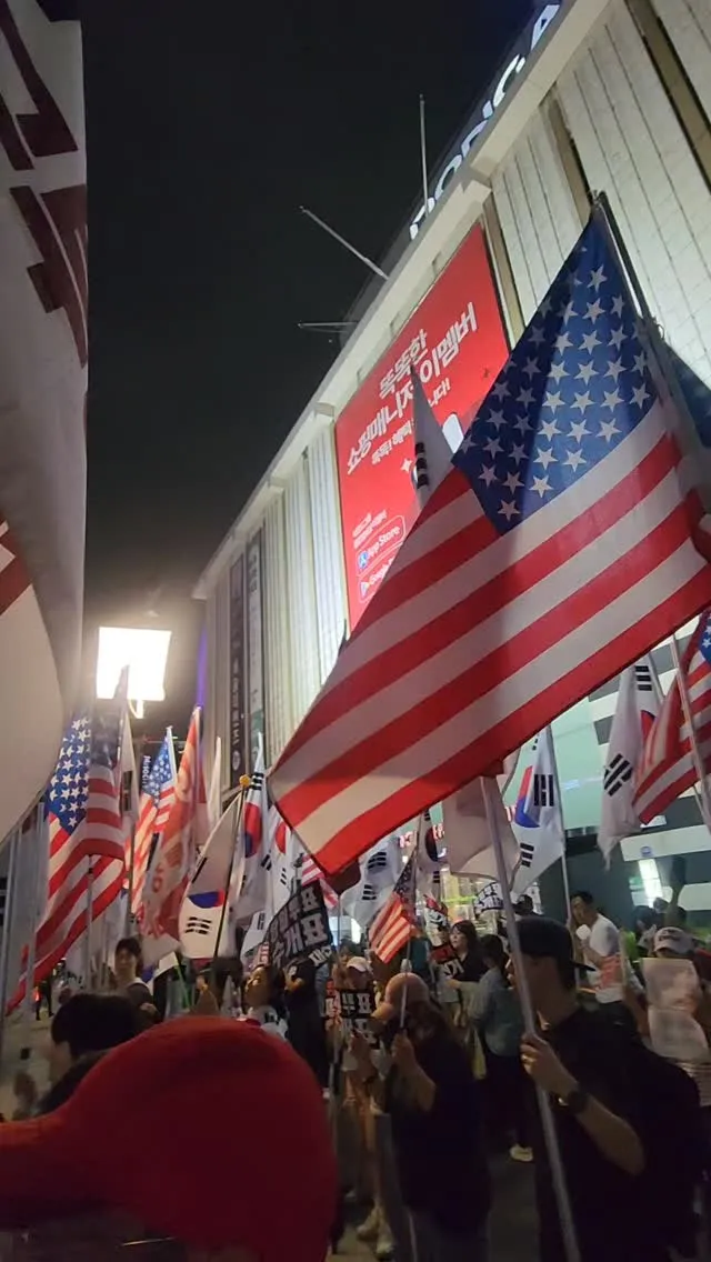 오늘도 다들 고생하셨습니다.🇺🇲🇰🇷🔥
제 뒤에 중,고등학생으로 보이는 여학생이
끝까지 행진하는데 울컥했네요👍

우리 아이들에게 부끄럽