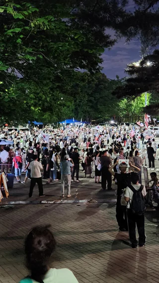 21:40 현재 올공
선선한 바람이 불어 많이 덥진 않다.
오래는 못있고 23시 철수 예정
