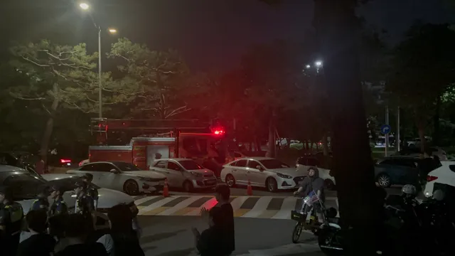 긴급속보

잠실 오늘 새벽

소방 사다리차 3대 , 산업 사다리차 6~7대
구급차 5대 이상

2층 뚫고 선관위 배견…