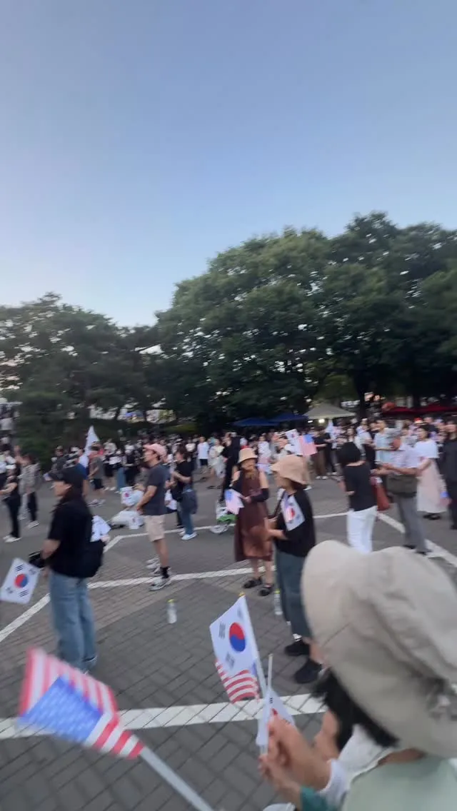 오늘도 왔다!! 올공 19일차 후기!
이제 평일 밤이되도 사람 꽤 많아졌어요
재선거때보다 없다하는 불편러 또 있겠지만
온갖몰이당해도 인원줄었다고
