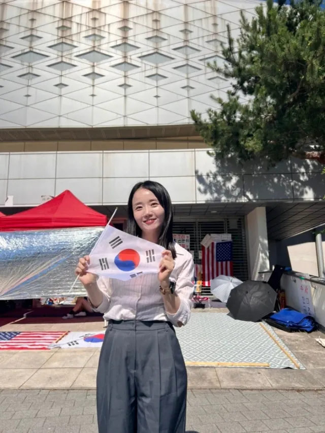 🇰🇷 대한민국을 사랑하는 마음으로, 그 자리에 함께했습니다.

#대한민국 #나라사랑 #애국 #올림픽공원 #태극기 #대한민국사랑 #자유대한민국