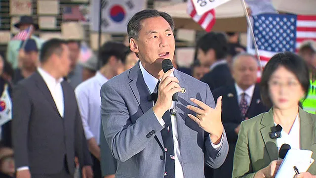 모스탄, 잠실 개표소 집회서 기자회견…“경찰이 약속한 편의 지키지 못...

이재명 대통령에 대한 명예훼손 등의 혐의로 수사받는 모스 탄(단현명