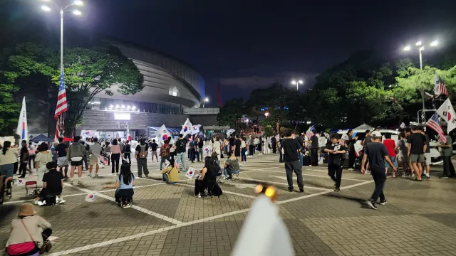 실시간))
PM 10시 45분

내일은 6월 25일입니다
더 많이 모여주시고 관심 가져주세요
밤늦은 시간까지 목소리를 내고 있는
'일반' 시민들