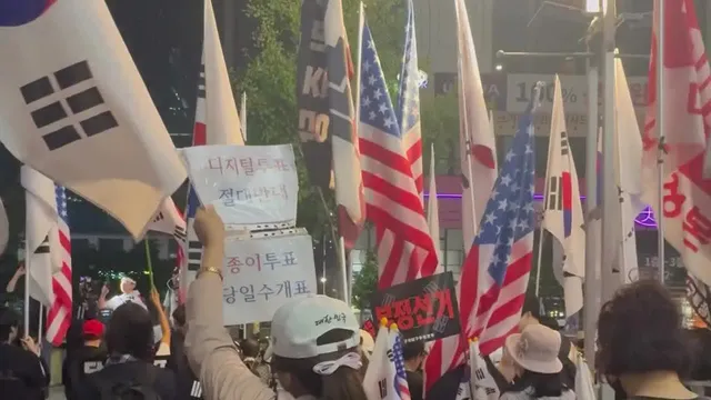 6월24일 대구집회
내일은 6·25
다 모여~
바람 심하던데 기수분들이 고생많으심니다ㅠ