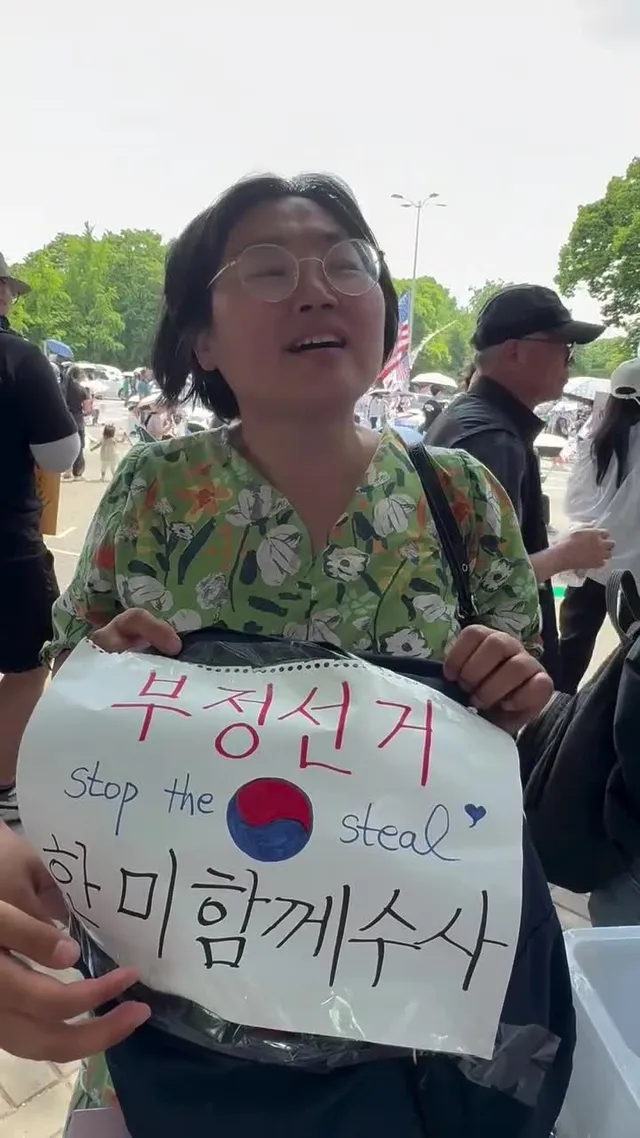음
오늘은 통일한국당 소영님 싹 씻고 옷도 갈아입고 오셨네요 ^^
안경도 좀 닦으면 더 최고일듯! 

우파인지 좌파인지
쁘락치인지 그건 나도 몰