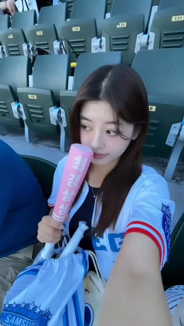 서울 사람들 좋더라,, 나 엘지 사이 혼자 삼성인데
오늘 모르는 엘팬분들이 말걸어주셔서 외롭지 않았다유
어제도 잠실 첨와서 자리 못찾는데 같이 
