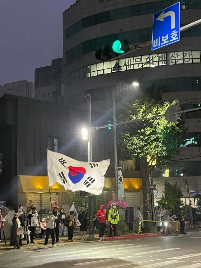 눈물이 나서 꾹 참았다
왜 눈물이 나려 했나

우파분들 저랑 맞팔해요! 함께 민주주의를 지킵시다🇰🇷