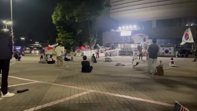 현실이 바빠서 며칠만에 찾아간 올공.
새벽반은 짠하다.

쉼없이 태극기를 흔들며
피로에 쌓인 구호를 외치는 젊은이들.

대한민국의 미래는 밝습니