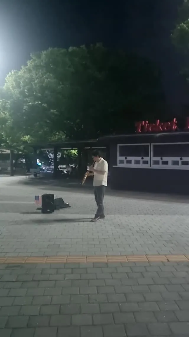 올림픽공원에는 다양한 사람들의 자유가 느껴진다.

누군가는 재선거만을 외치려 하고, 누군가는 부정선거 재선거 당일투표 수개표를, 누군가는 태극기