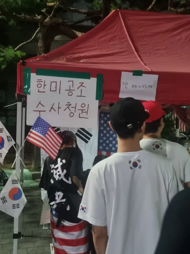 올림픽공원에는 다양한 사람들의 자유가 느껴진다.

누군가는 재선거만을 외치려 하고, 누군가는 부정선거 재선거 당일투표 수개표를, 누군가는 태극기