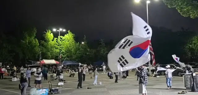 현재 이 시각 올림픽공원 핸드볼경기장에
많은 시민분들께서 나와주셔서
구호와 태극기를 흔들어 주시고 계십니다.