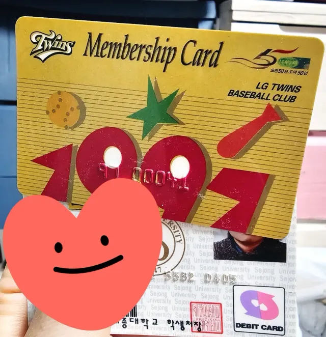 티빙으로 유퀴즈 틀어놓고 서랍정리하다가 유물발굴😂
학생증이랑 97년도 엘지트윈스 멤버쉽카드!!
94년 입덕이라 95년부터 꾸준히 가입했는데 나