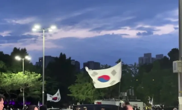 슬슬 해뜨는데 어쩜 젊은이들은 이렇게 아직도 힘이 넘치실까용
아주미는 눈이 점점 감갸요